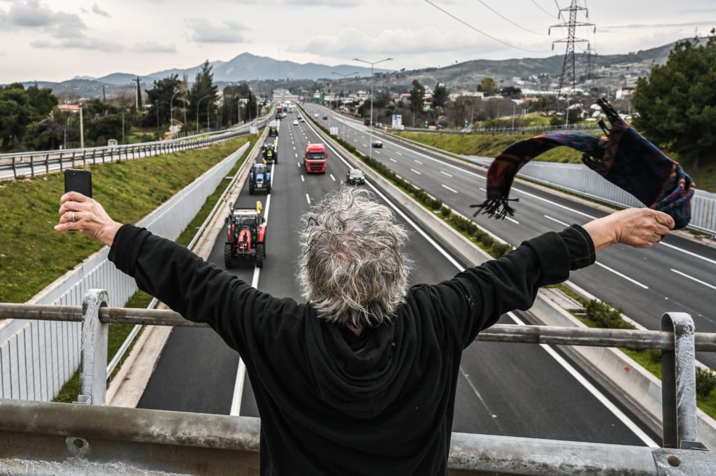 Αγρότες: Παραμένουν τα μπλόκα στο Αίγιο – Τρακτέρ στο Μεσολόγγι τη Δευτέρα