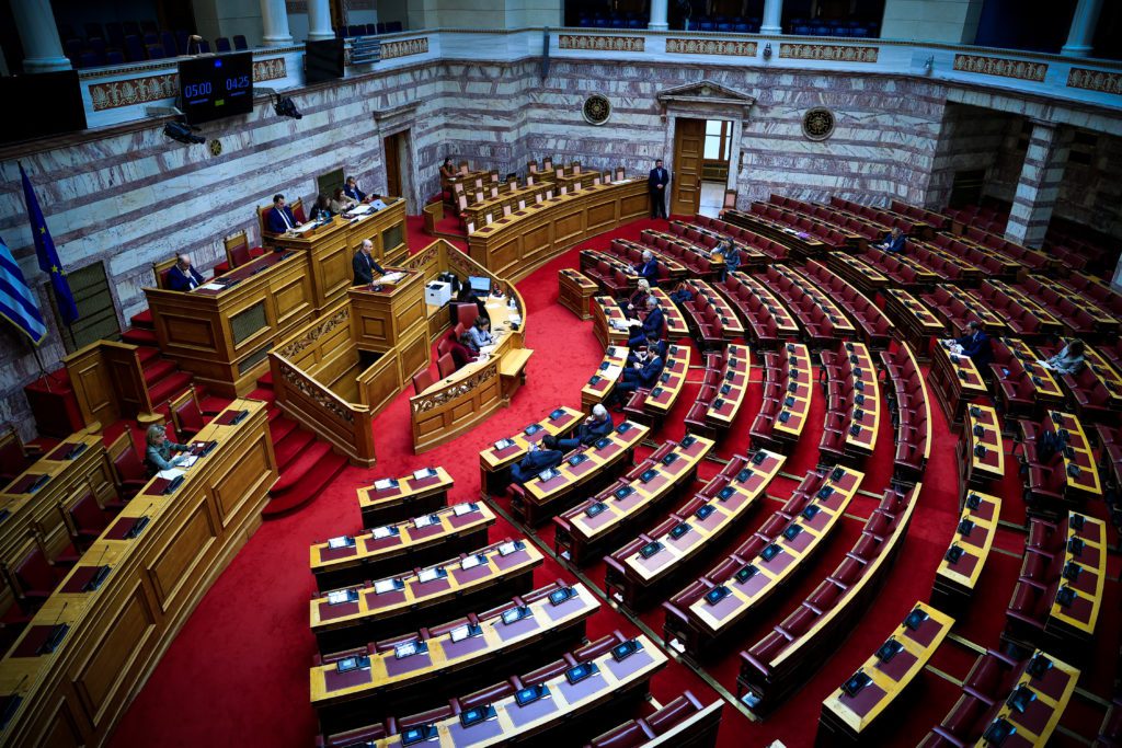 «Κούγκι» στη Βουλή για τα ιδιωτικά ΑΕΙ: 4 κόμματα ζητούν απόσυρση του νομοσχεδίου – «Συνιστά πολιτειακή εκτροπή»