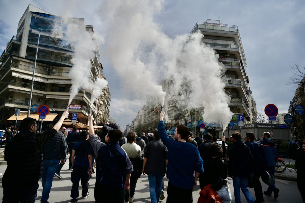 Θεσσαλονίκη: Τραυματισμός διαδηλώτριας από την αστυνομία – Τι καταγγέλλει το Κοινωνικό Ιατρείο Αλληλεγγύης