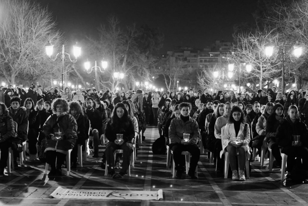 Θεσσαλονίκη: 57 καρέκλες που δεν πρέπει να αδειάσουν όσο διαρκεί το ταξίδι – Νέα πορεία για τα Τέμπη (Photos – Videos)