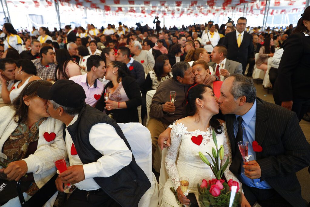 Μεξικό: 1.200 ζευγάρια παντρεύτηκαν μαζί – Οικονομία ή ετήσια παράδοση; (Video)