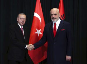 Τουρκία: Συμφωνία στρατιωτικής συνεργασίας υπέγραψαν Ράμα &#8211; Ερντογάν
