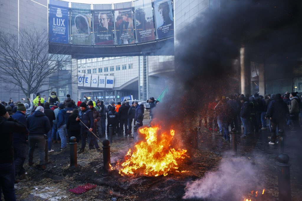 Βρυξέλλες: Σε αναβρασμό οι αγρότες – Φωτιές και τρακτέρ έξω από το Ευρωκοινοβούλιο (LIVE)