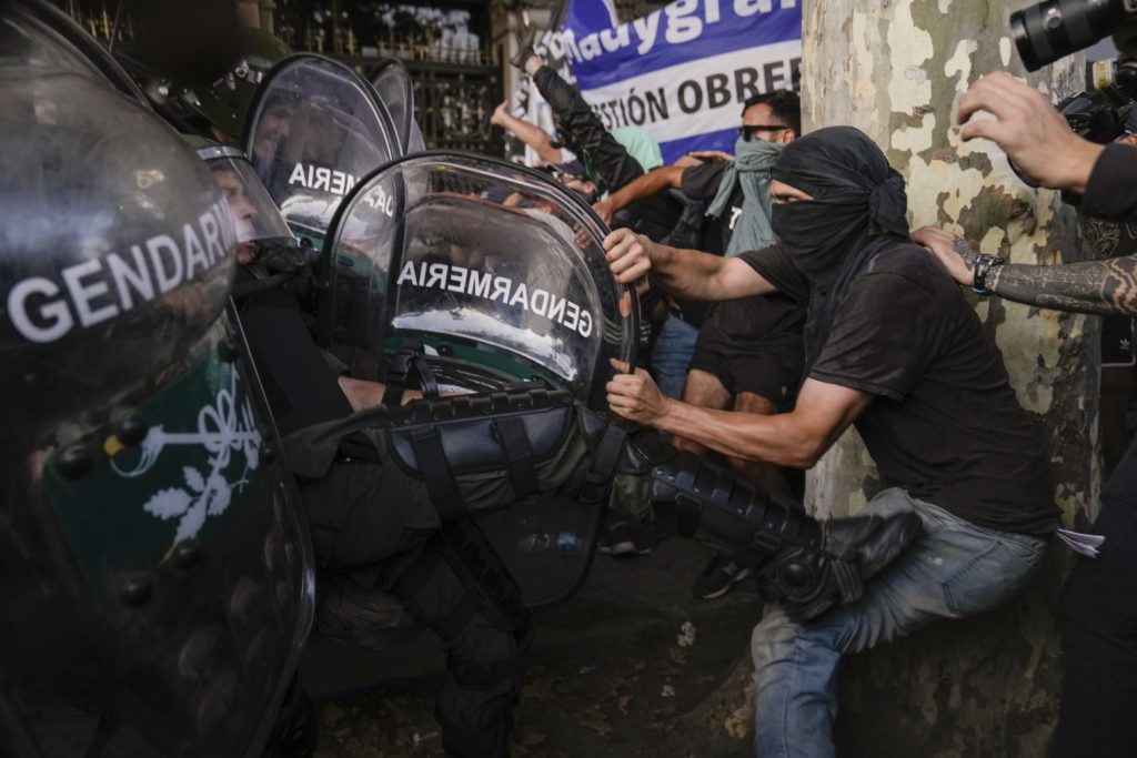 Αργεντινή: Ξύλο, καδρόνια και πλαστικές σφαίρες – Άγρια καταστολή σε διαδήλωση κατά των μέτρων-σοκ του Μιλέι (Photos)