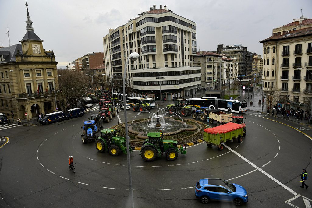 Ισπανία: Εκατοντάδες τρακτέρ «μπλοκάρουν» τη Βαρκελώνη –  Οι αγρότες κλείνουν τους δρόμους και καίνε ελαστικά