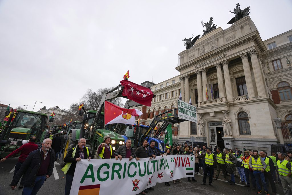 Ισπανία: Μπλόκο αγροτών στο κέντρο της Μαδρίτης – Απέκλεισαν το υπουργείο Γεωργίας
