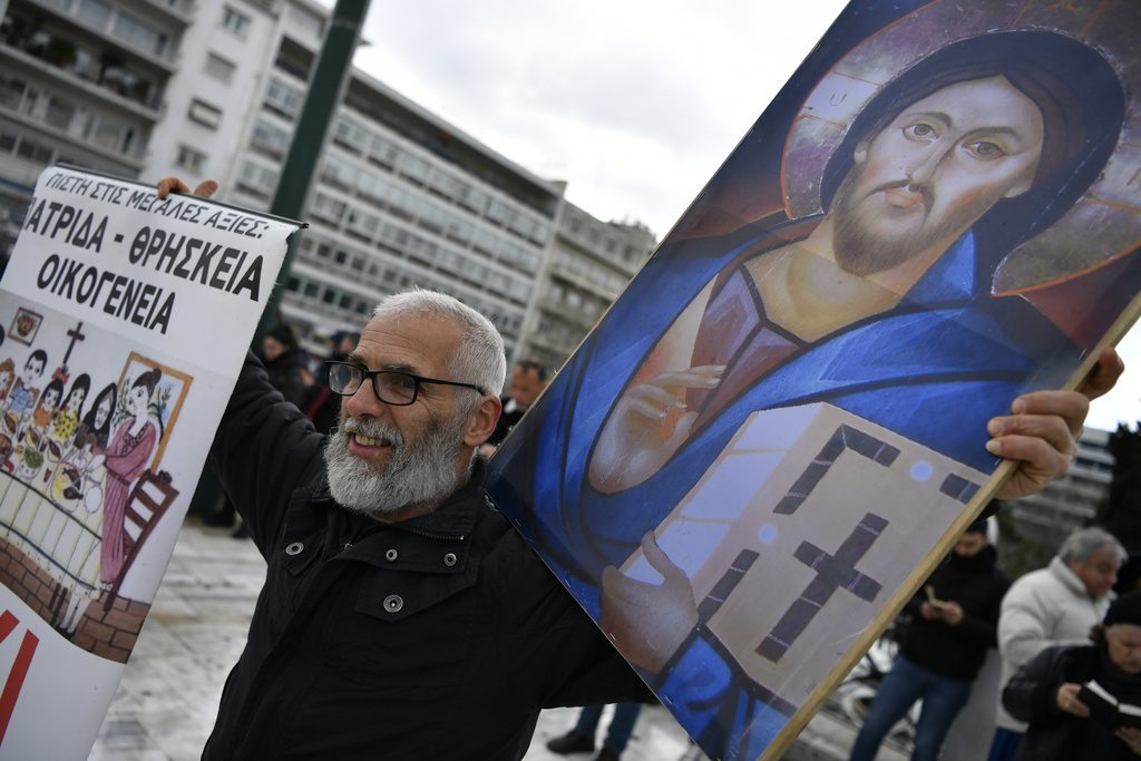 Γάμος ομοφύλων: Τη στάση της Εκκλησίας σχολιάζει ελβετική εφημερίδα – «Ακόμη και αν οι επίσκοποι αφρίζουν…»