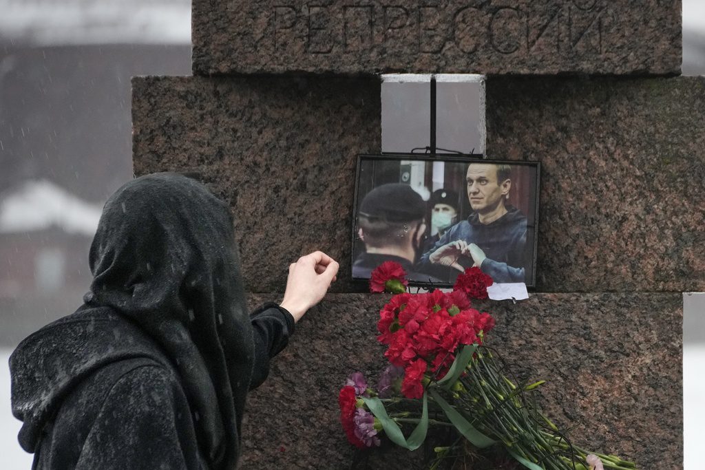 Ρωσία: Η μητέρα του Ναβάλνι αναζητεί τη σορό του – Δεν βρίσκεται στο νεκροτομείο  – «Σύνδρομο αιφνίδιου θανάτου» βλέπουν οι σωφρονιστικές αρχές