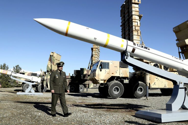 Reuters: Το Ιράν εξοπλίζει με εκατοντάδες βαλλιστικούς πυραύλους τη Ρωσία