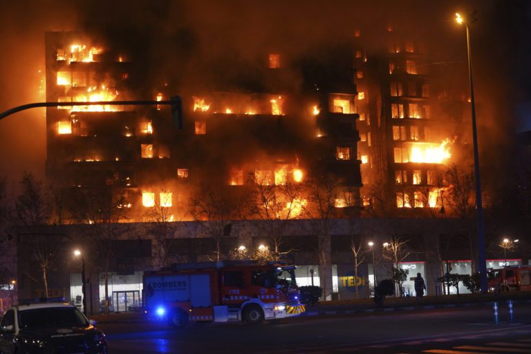Ισπανία: Μεγάλη πυρκαγιά σε 14ώροφο συγκρότημα κατοικιών στη Βαλένθια (Video)