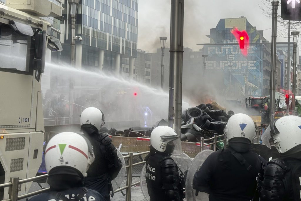 Αγρότες: Ξανά στο κέντρο των Βρυξελλών με τα τρακτέρ – Έκαψαν λάστιχα, πέταξαν σανό (LIVE)