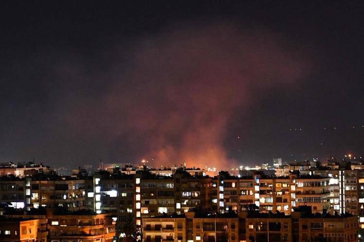 Συρία: Εκρήξεις στη Δαμασκό – Καταρρίφθηκαν ισραηλινοί πύραυλοι, μεταδίδει η συριακή τηλεόραση