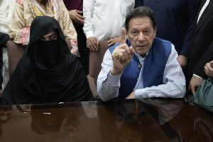 Πακιστάν: Κατηγορούμενος για νέες υποθέσεις διαφθοράς ο πρώην πρωθυπουργός Ιμράν Χαν και η 3η σύζυγός του