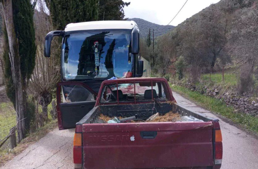 Αχαΐα: Σχολικό λεωφορείο συγκρούστηκε με αγροτικό (Photos)