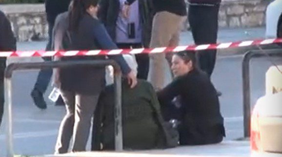 Μακελειό στη Γλυφάδα: Κατέρρευσε η Δέσποινα Καρνέση έξω από την ναυτιλιακή εταιρεία (Video)