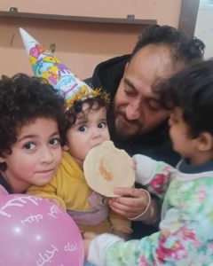 Γάζα: Γενέθλια με πείνα &#8211; Με ένα ψωμάκι γιόρτασε το παιδί του ποιητή Αμπού Τόχα