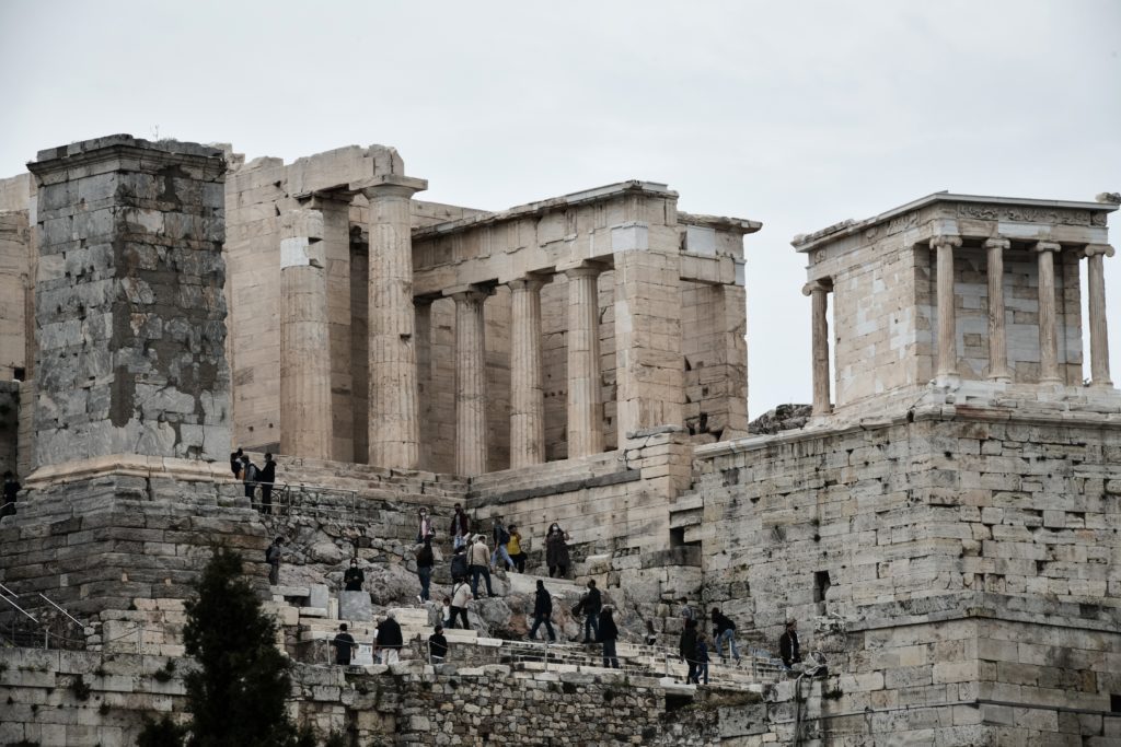 Αμηχανία Μαξίμου από τις απαντήσεις της Μενδώνη για Ακρόπολη