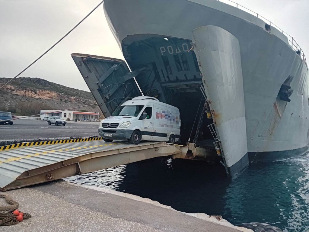 Κύθηρα: Ενα αρματαγωγό κάνει το φέρι μποτ προς όφελος ιδιωτών επιχειρηματιών