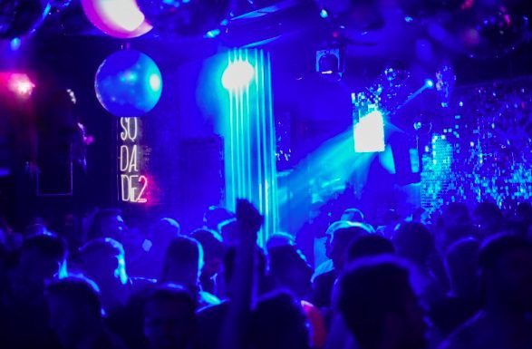 Σε ΛΟΑΤΚΙ+ club ο Κασσελάκης τα μεσάνυχτα – «Δεν είναι άποψη, είναι η ζωή μας»