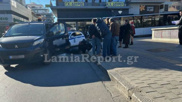 Λαμία: Η στιγμή που βανάκι παρασύρει ηλικιωμένο στο κέντρο της πόλης (Video)