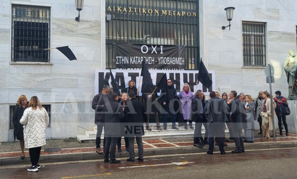 Οι δικηγόροι της Αμαλιάδας κατέλαβαν το δικαστικό μέγαρο της πόλης