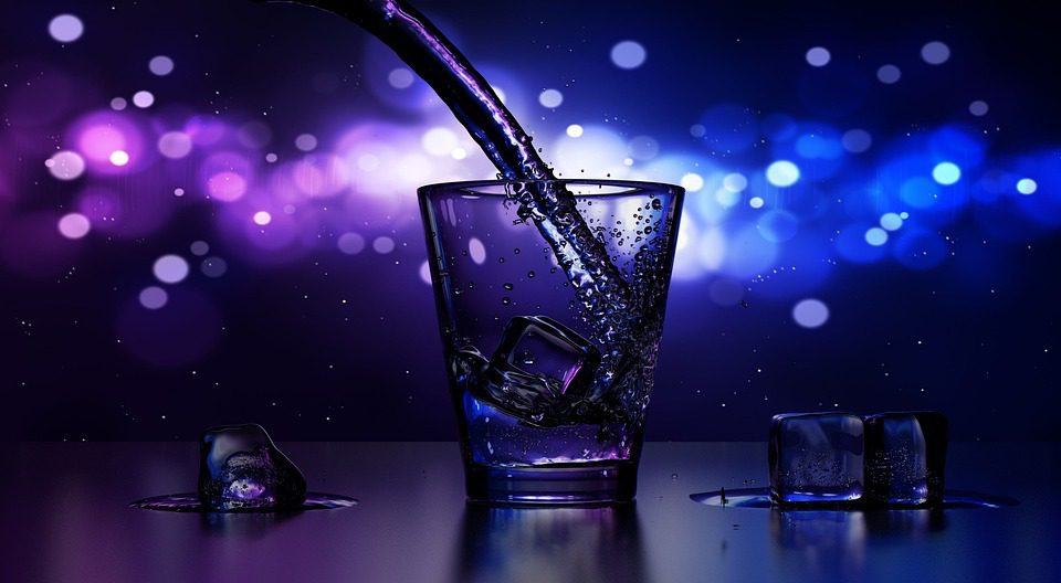 Λετονία: «Σπρώχνει» δυτικά αλκοολούχα ποτά στην Ρωσία, παρά τις κυρώσεις και θησαυρίζει