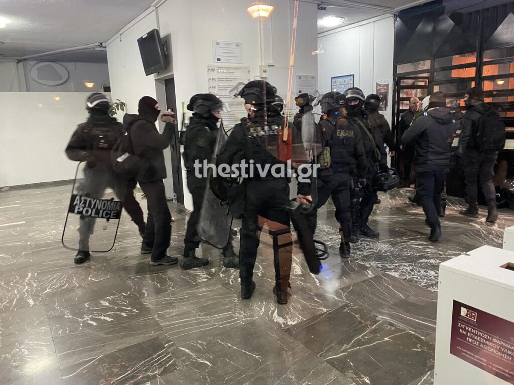 Θεσσαλονίκη: Εισβολή ΜΑΤ στο ΑΠΘ – Για να εκκενώσουν την κατάληψη (Photos – Video)