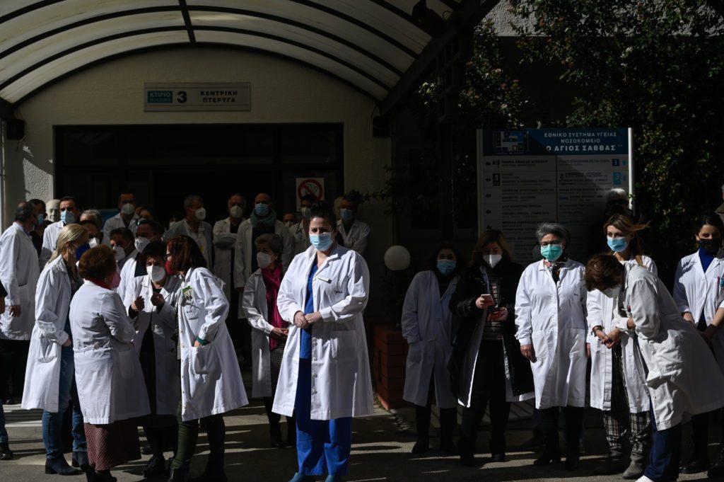 Ο Άδωνης Γεωργιάδης απειλεί τους νοσοκομειακούς γιατρούς να τους πάει στα δικαστήρια