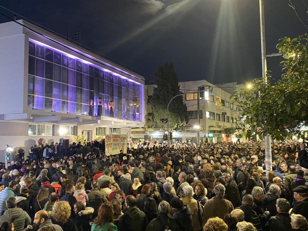 Ξεσηκωμός στο Ρέθυμνο – Ποτάμι διαδηλωτών ενάντια στην υποβάθμιση του νοσοκομείου (Video)