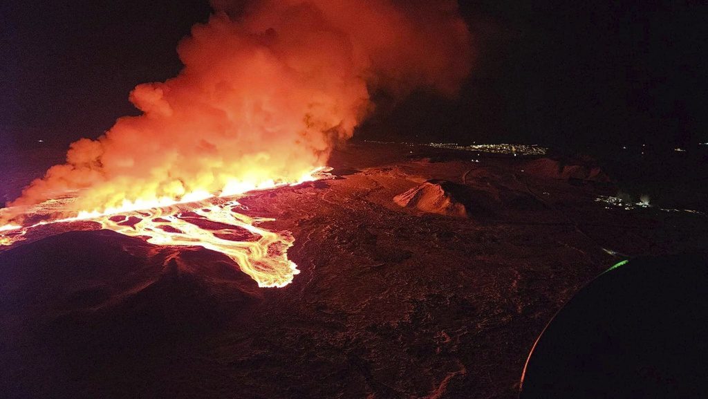 Ισλανδία: Νέα έκρηξη του ηφαιστείου στην χερσόνησο Ρεϊκιάνες (Video)