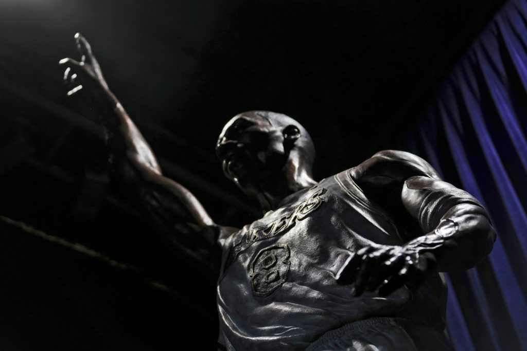 «Mamba forever»: Το εντυπωσιακό άγαλμα του Κόμπι Μπράιαντ θα κοσμεί το γήπεδο των Λέικερς (Photos – Videos)