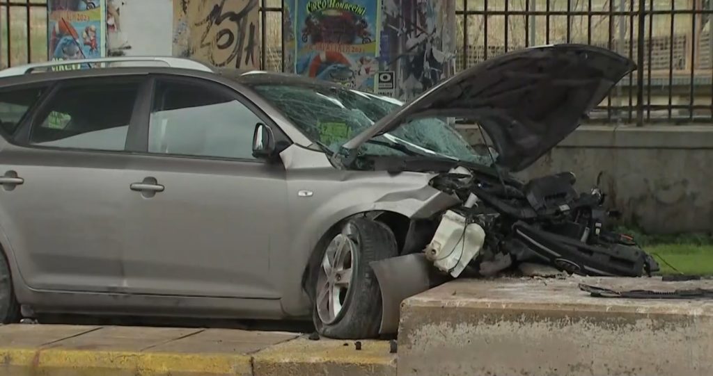 Τροχαίο στον Πειραιά: Αυτοκίνητο προσέκρουσε σε κολόνα – Ένας τραυματίας (Video)