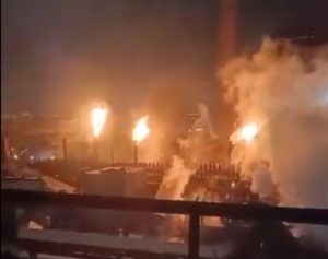 Ρωσία: Εκρήξεις σε ένα από τα μεγαλύτερα ρωσικά εργοστάσια χάλυβα &#8211; Αναφορές για επίθεση ουκρανικών drones (Video)