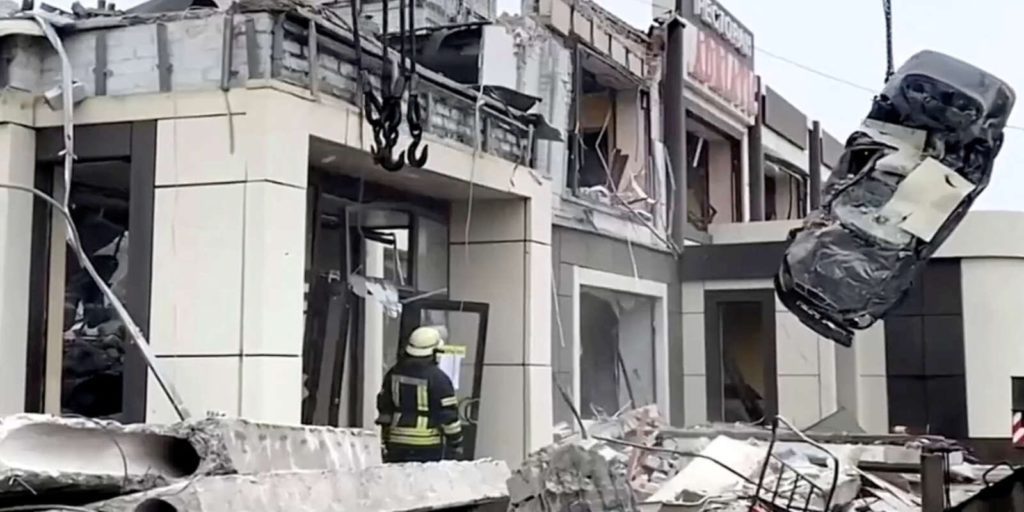 Ουκρανία: Λουτρό αίματος με 28 νεκρούς στο Λισιτσάνσκ – Η Ρωσία «δείχνει» ουκρανικό χτύπημα (Video)