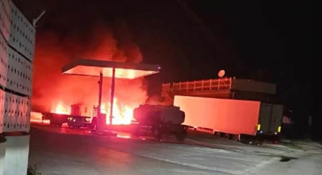 Μάνδρα: Στις φλόγες φορτηγά δίπλα σε πρατήριο υγρών καυσίμων (Video)