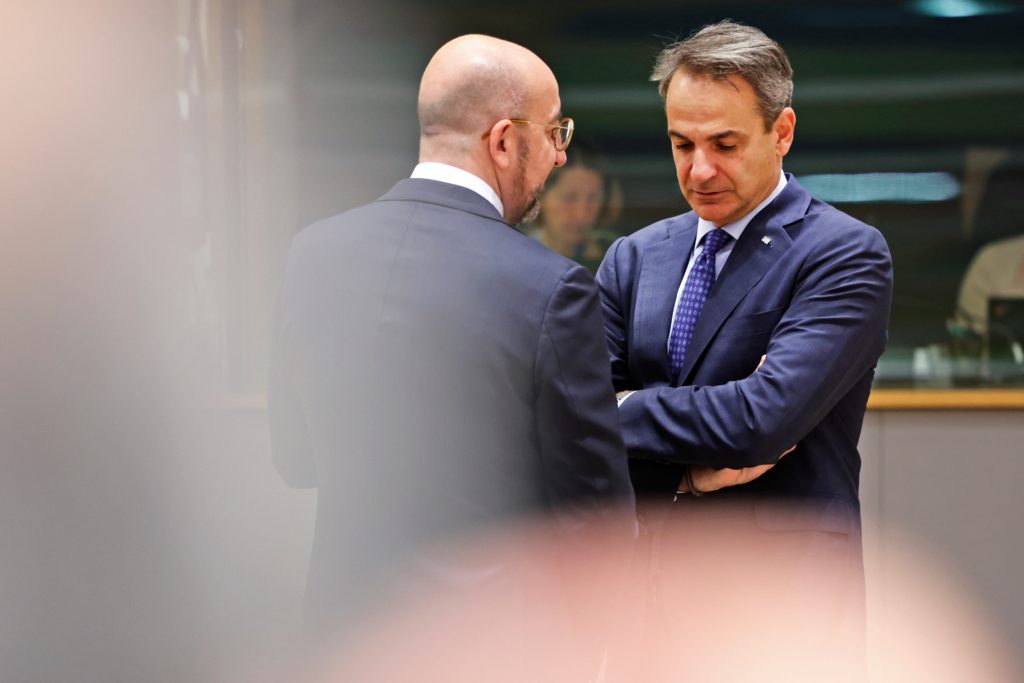 Politico: Ο Μητσοτάκης, ο γάμος ομοφύλων και στο βάθος… μία θέση στις Βρυξέλλες