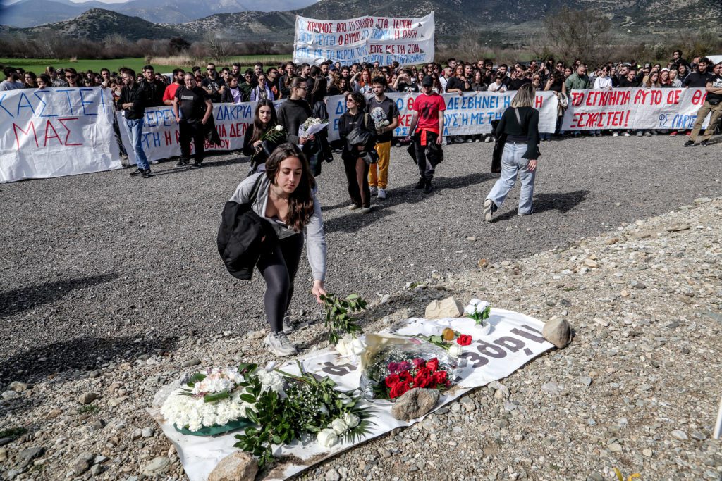 Τέμπη: Συγκίνηση στο ετήσιο μνημόσυνο για τους 57 νεκρούς του εγκλήματος (Photos)