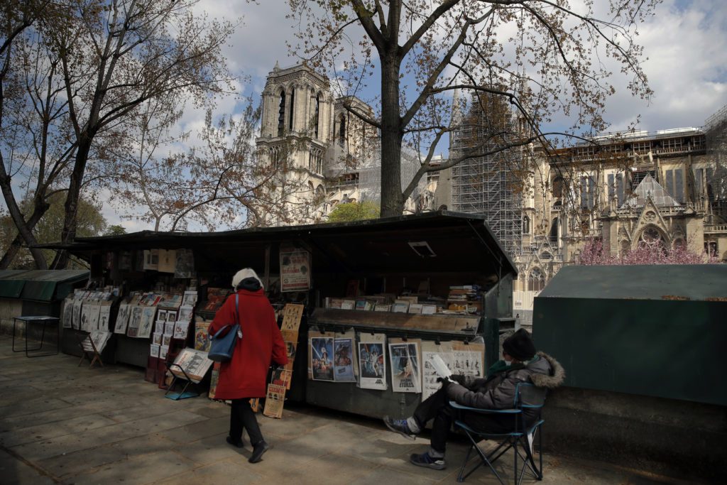 Γαλλία: Νίκη επιβίωσης για τους υπαίθριους βιβλιοπώλες στο Παρίσι