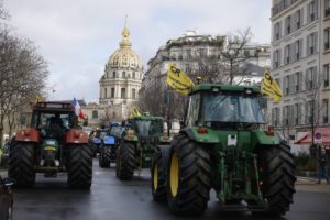 Γαλλία: Τρακτέρ και αγρότες στους δρόμους του Παρισιού (Photos &#8211; Videos)