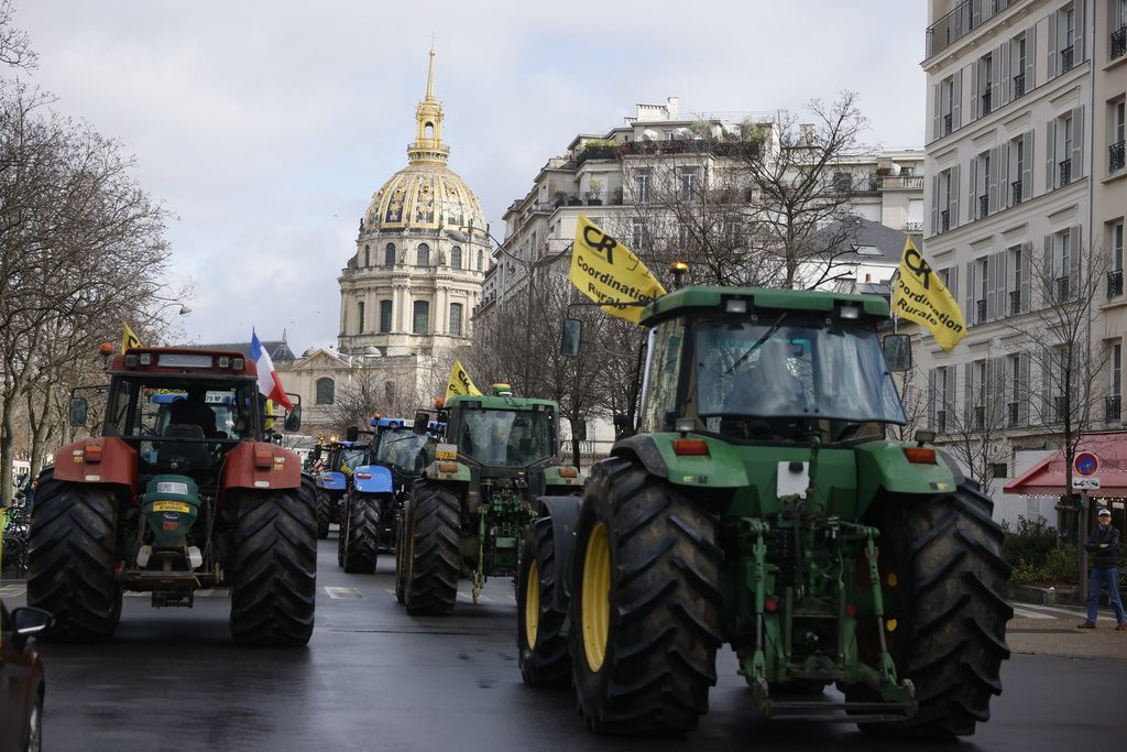 Γαλλία: Τρακτέρ και αγρότες στους δρόμους του Παρισιού (Photos – Videos)