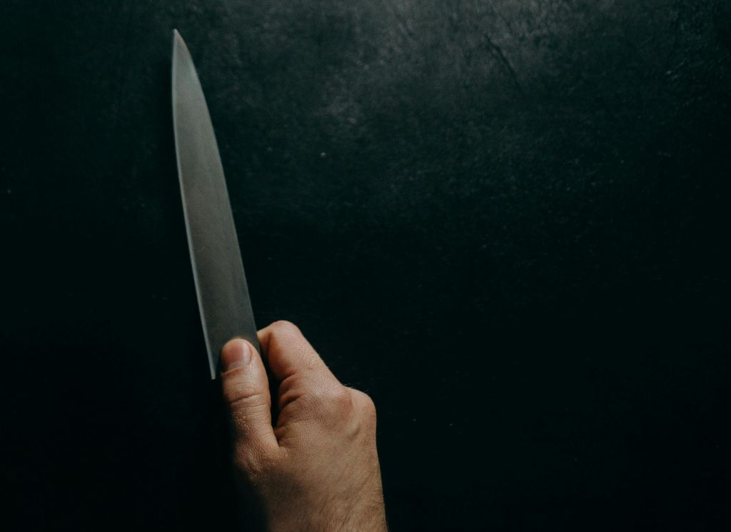 Νέα απόπειρα γυναικοτονίας στη Θεσσαλονίκη: Κάρφωσε το μαχαίρι στον λαιμό της συζύγου του