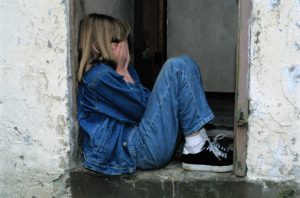 Σοκ στην Πάτρα: 54χρονος χτυπούσε με γροθιές και καλώδιο την 15χρονη βαφτισιμιά του 