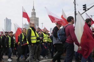 Πολωνία: Αγρότες με τα τρακτέρ τους στους δρόμους της Βαρσοβίας (Videos)