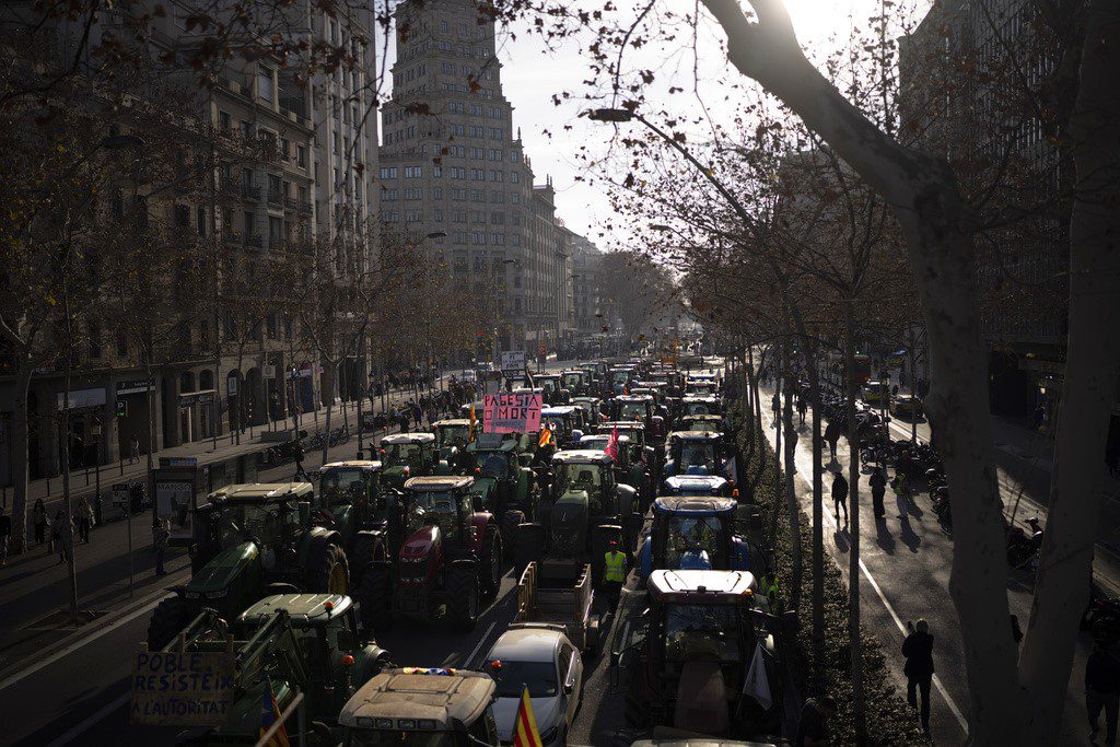 Ισπανία:  Με τα τρακτέρ μέσα στις πόλεις οι αγρότες – 12 προσαγωγές (Video)