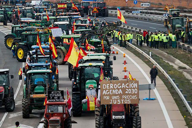 Στους δρόμους και οι Ισπανοί αγρότες