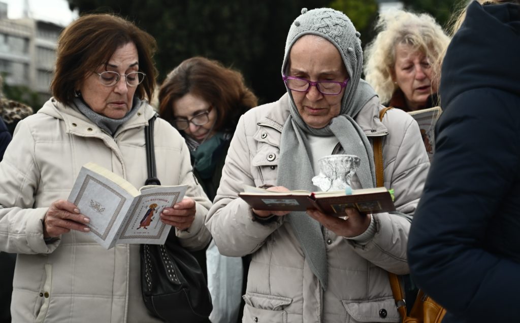 Σύνταγμα: Σταυροί, κεριά και εικόνες για να ξορκίσουν τον «γάμο ομοφύλων» (Photos)