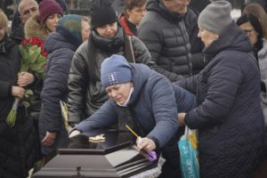 Ουκρανία &#8211; Ρωσία: Δύο χρόνια μετά την εισβολή &#8211; Εκατοντάδες χιλιάδες νεκροί άμαχοι και στρατιώτες