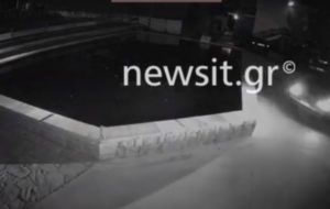 Ζάκυνθος: Βίντεο δείχνει τον 27χρονο να μεταφέρει τη 19χρονη από το σπίτι του τρόμου στο νοσοκομείο