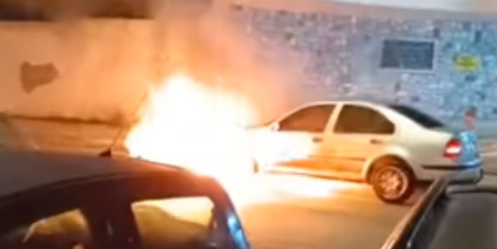 Κόρινθος: Αυτοκίνητο τυλίχθηκε στις φλόγες έξω από στρατόπεδο (Video)
