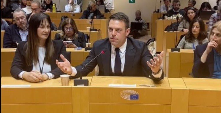Κασσελάκης στο Ευρωκοινοβούλιο για το έγκλημα στα Τέμπη: «Δεν θα σας εγκαταλείψουμε ποτέ»